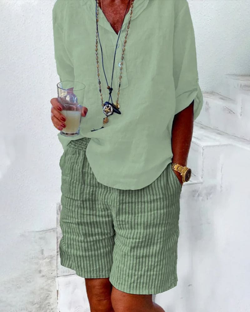 "Pantaloncini estivi donna a righe, stile moderno, lino cotone, freschi e leggeri, perfetti per look casual e chic."