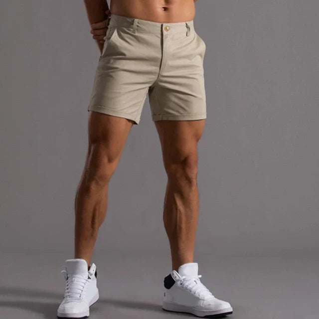 "Pantaloncini estivi uomo comodi, leggeri, in tessuto traspirante, taglio versatile, colore grigio, su sfondo bianco"