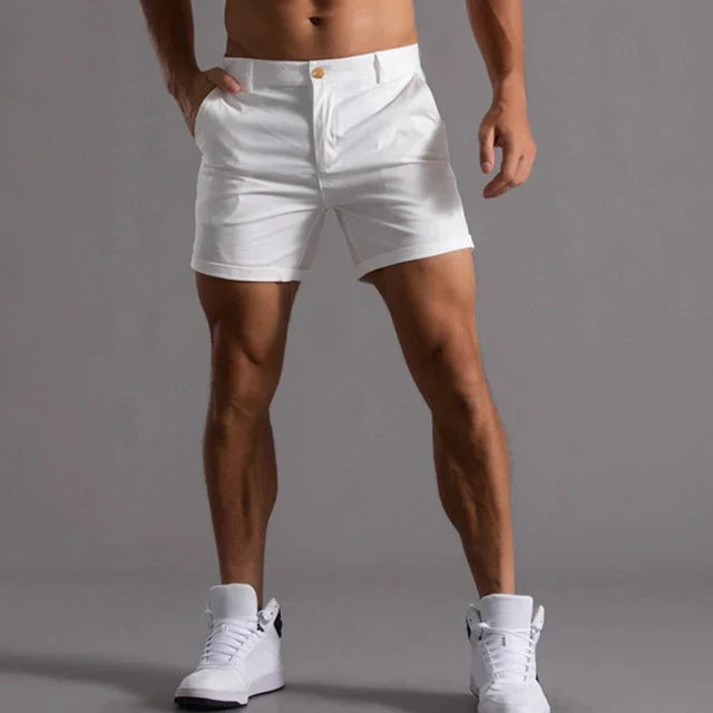 "Pantaloncini estivi uomo comodi, leggeri, in tessuto traspirante, taglio versatile, colore grigio, su sfondo bianco"