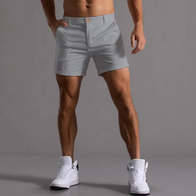"Pantaloncini estivi uomo comodi, leggeri, in tessuto traspirante, taglio versatile, colore grigio, su sfondo bianco"