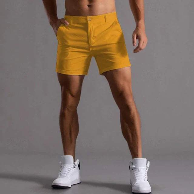 "Pantaloncini estivi uomo comodi, leggeri, in tessuto traspirante, taglio versatile, colore grigio, su sfondo bianco"