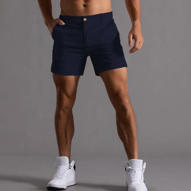 "Pantaloncini estivi uomo comodi, leggeri, in tessuto traspirante, taglio versatile, colore grigio, su sfondo bianco"