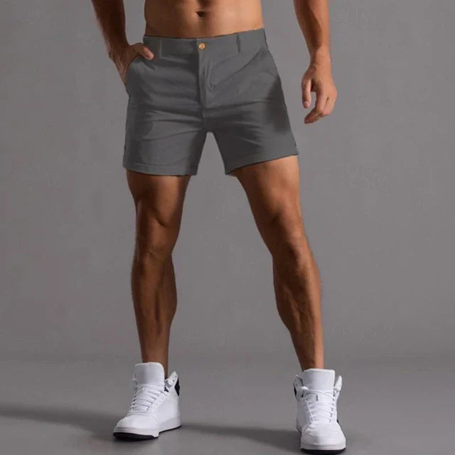 "Pantaloncini estivi uomo comodi, leggeri, in tessuto traspirante, taglio versatile, colore grigio, su sfondo bianco"