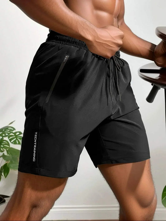 "Pantaloncini sportivi uomo traspiranti, tasca con cerniera, tessuto leggero e elasticizzato per massimo comfort e movimento.