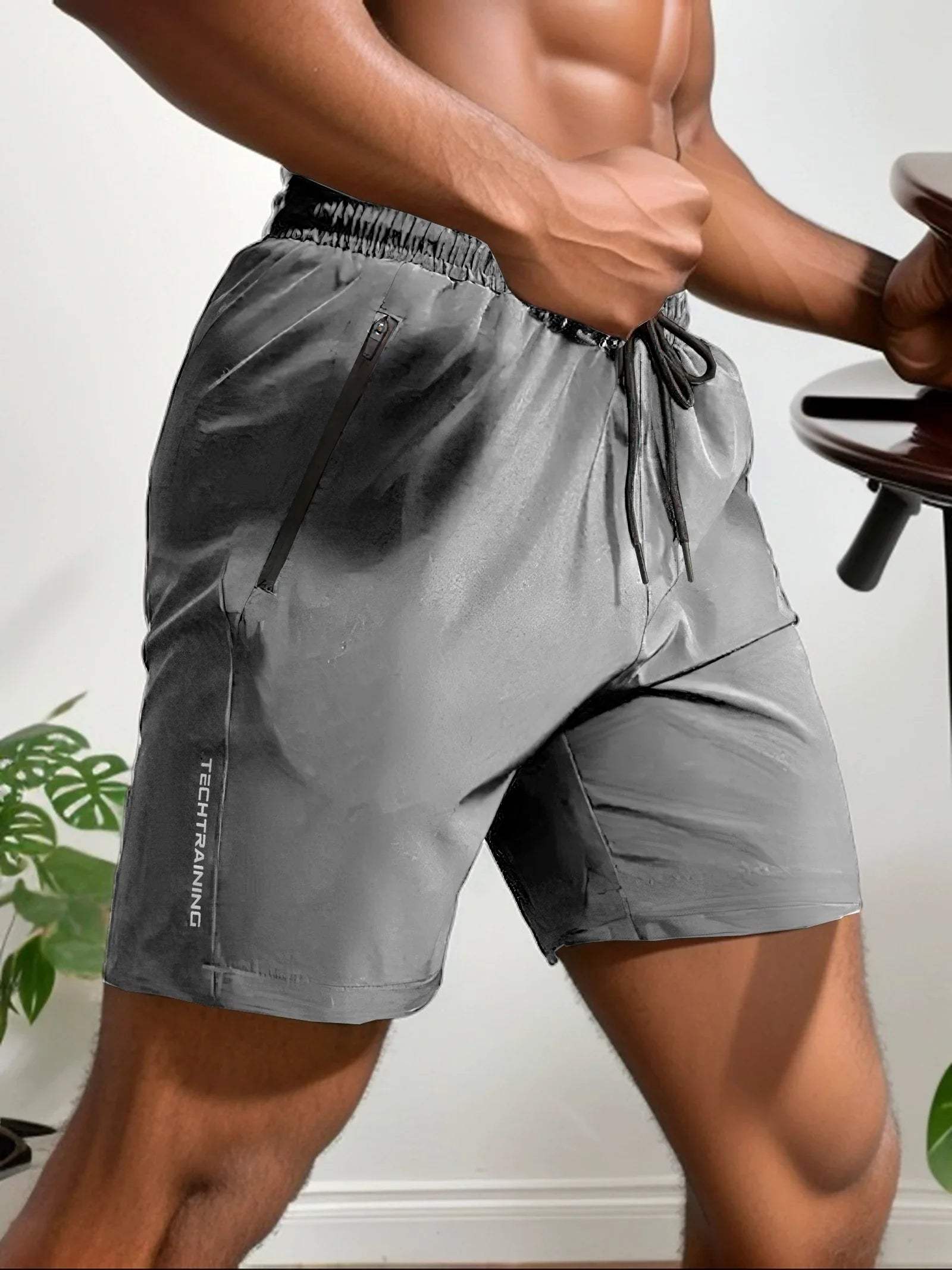 "Pantaloncini sportivi uomo traspiranti, tasca con cerniera, tessuto leggero e elasticizzato per massimo comfort e movimento.
