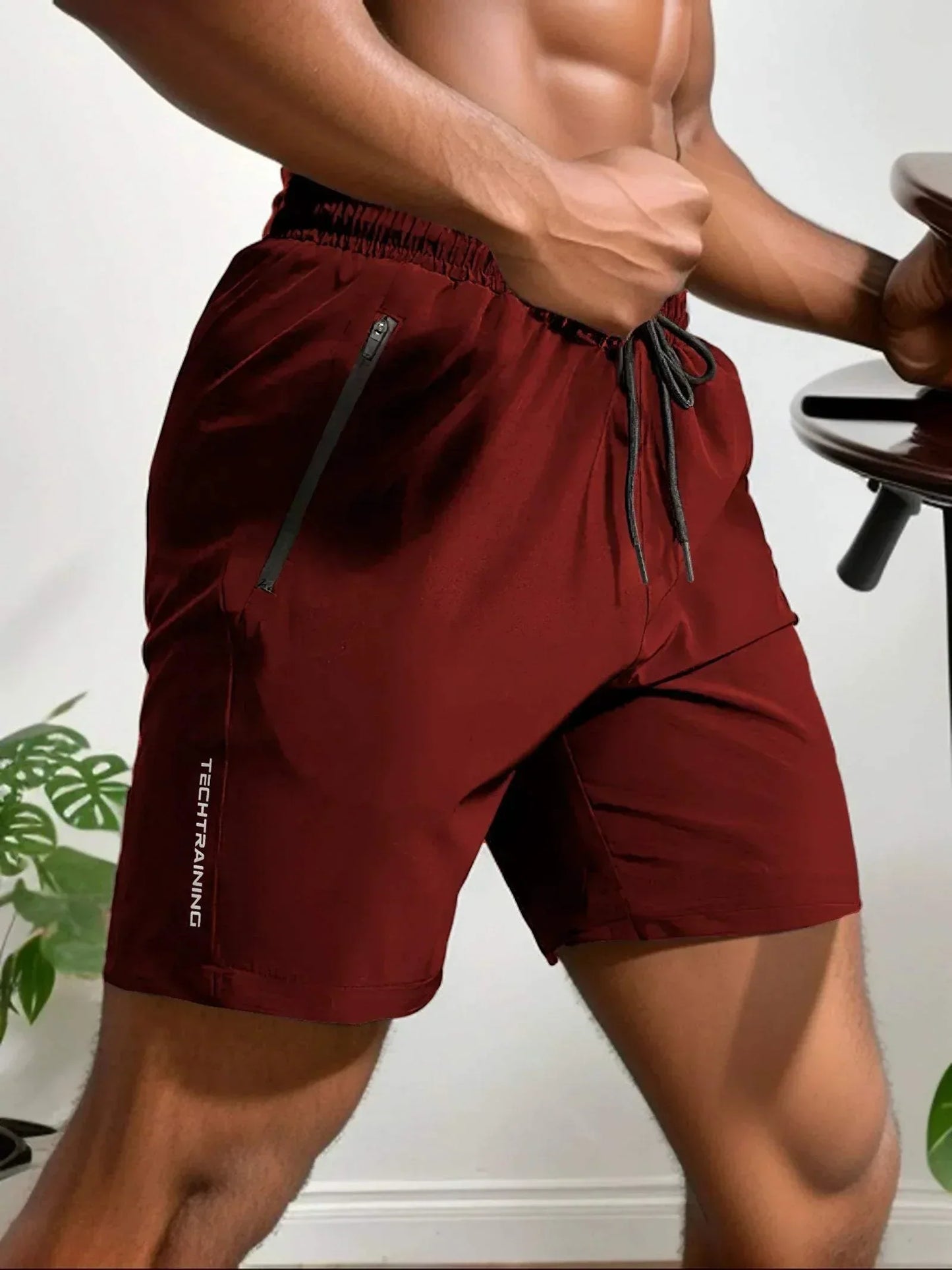 "Pantaloncini sportivi uomo traspiranti, tasca con cerniera, tessuto leggero e elasticizzato per massimo comfort e movimento.