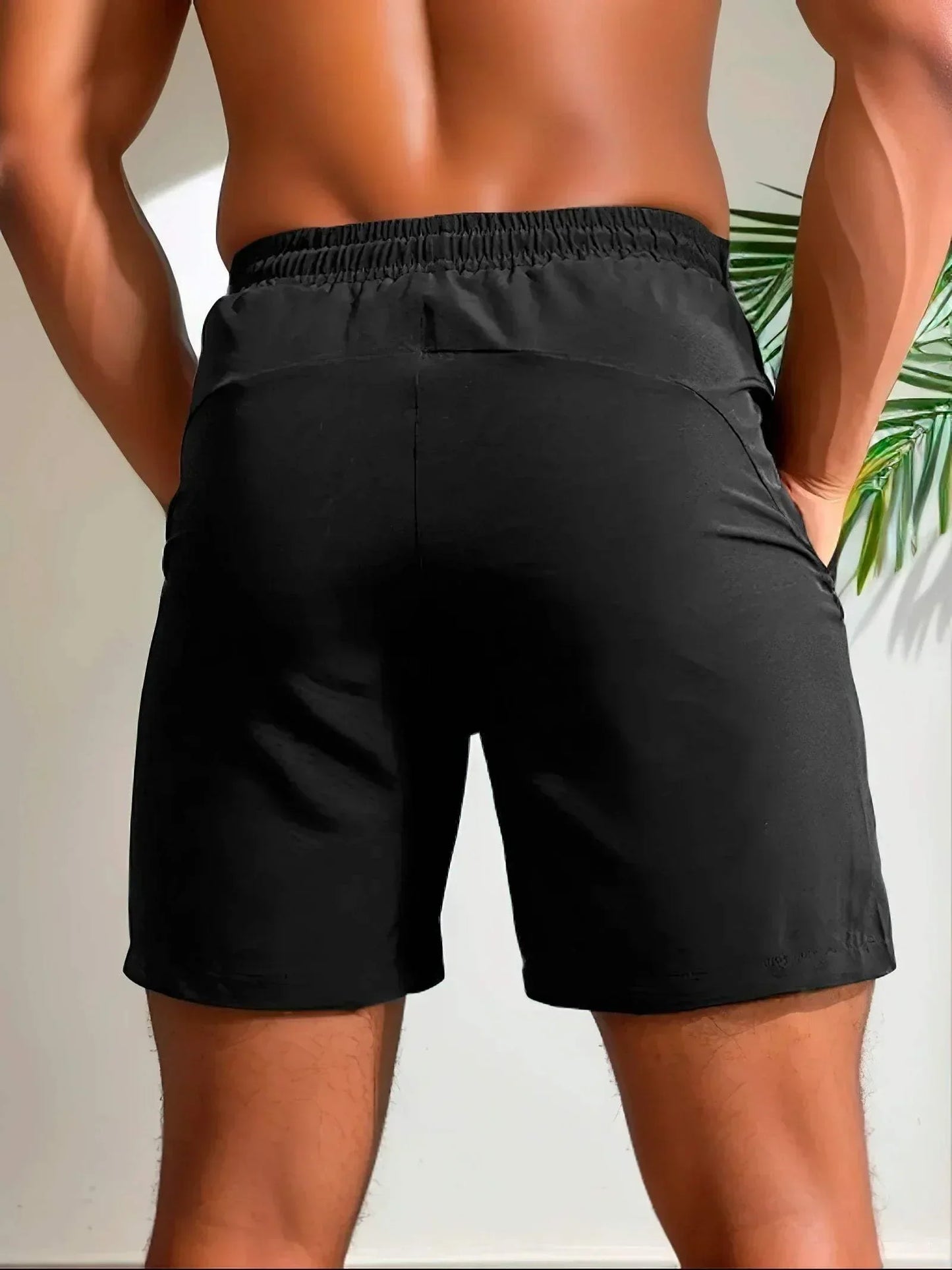 "Pantaloncini sportivi uomo traspiranti, tasca con cerniera, tessuto leggero e elasticizzato per massimo comfort e movimento.