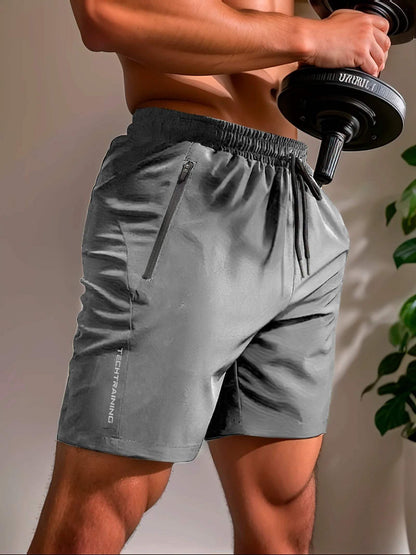 "Pantaloncini sportivi uomo traspiranti, tasca con cerniera, tessuto leggero e elasticizzato per massimo comfort e movimento.