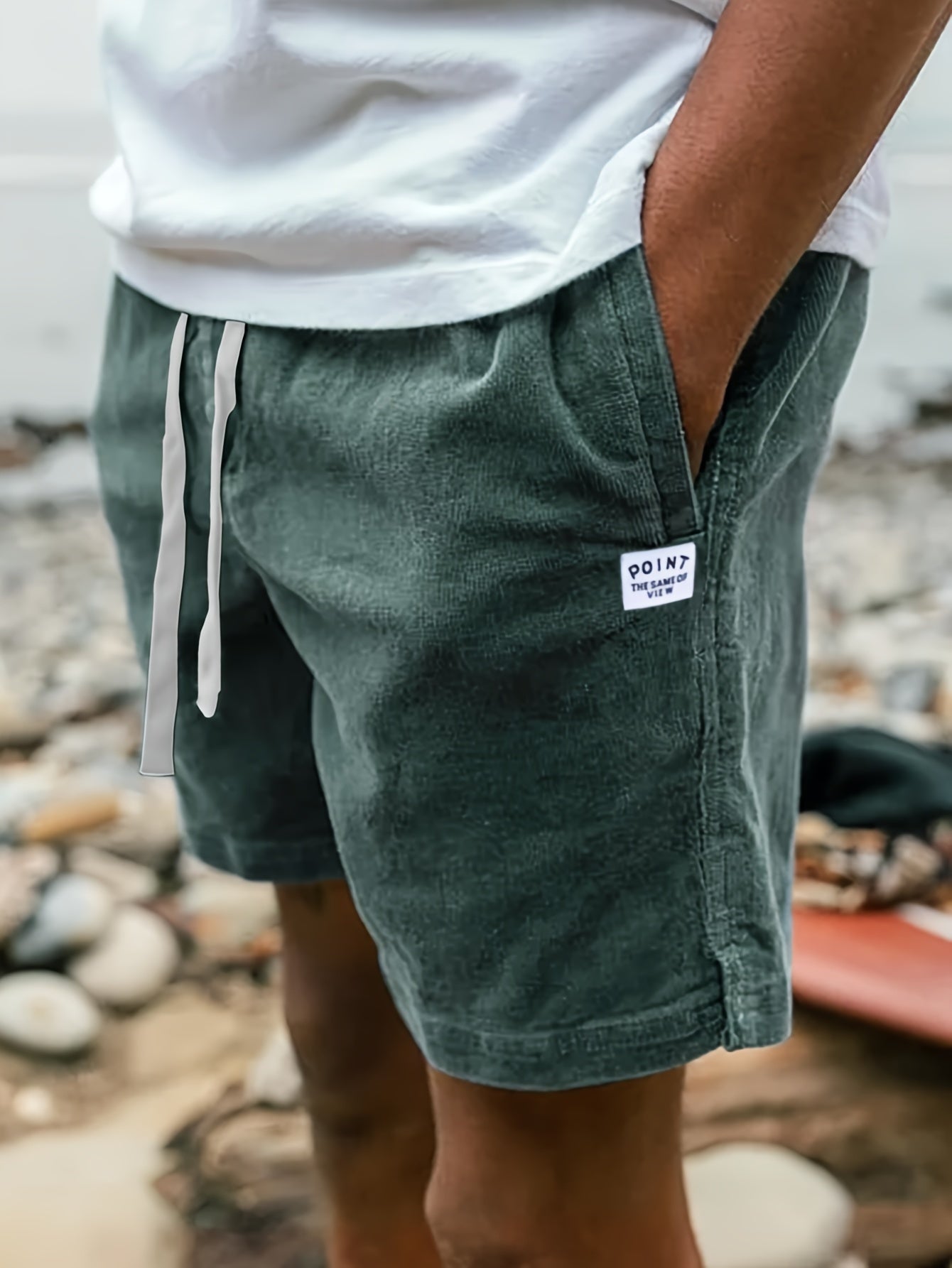 "Pantaloncini uomo velluto a coste marrone, design casual, tessuto morbido ed elegante per look estivi chic."