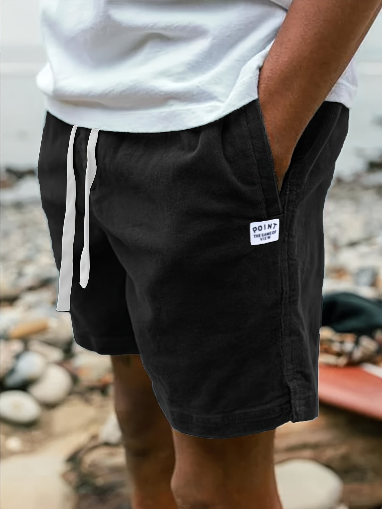 "Pantaloncini uomo velluto a coste marrone, design casual, tessuto morbido ed elegante per look estivi chic."