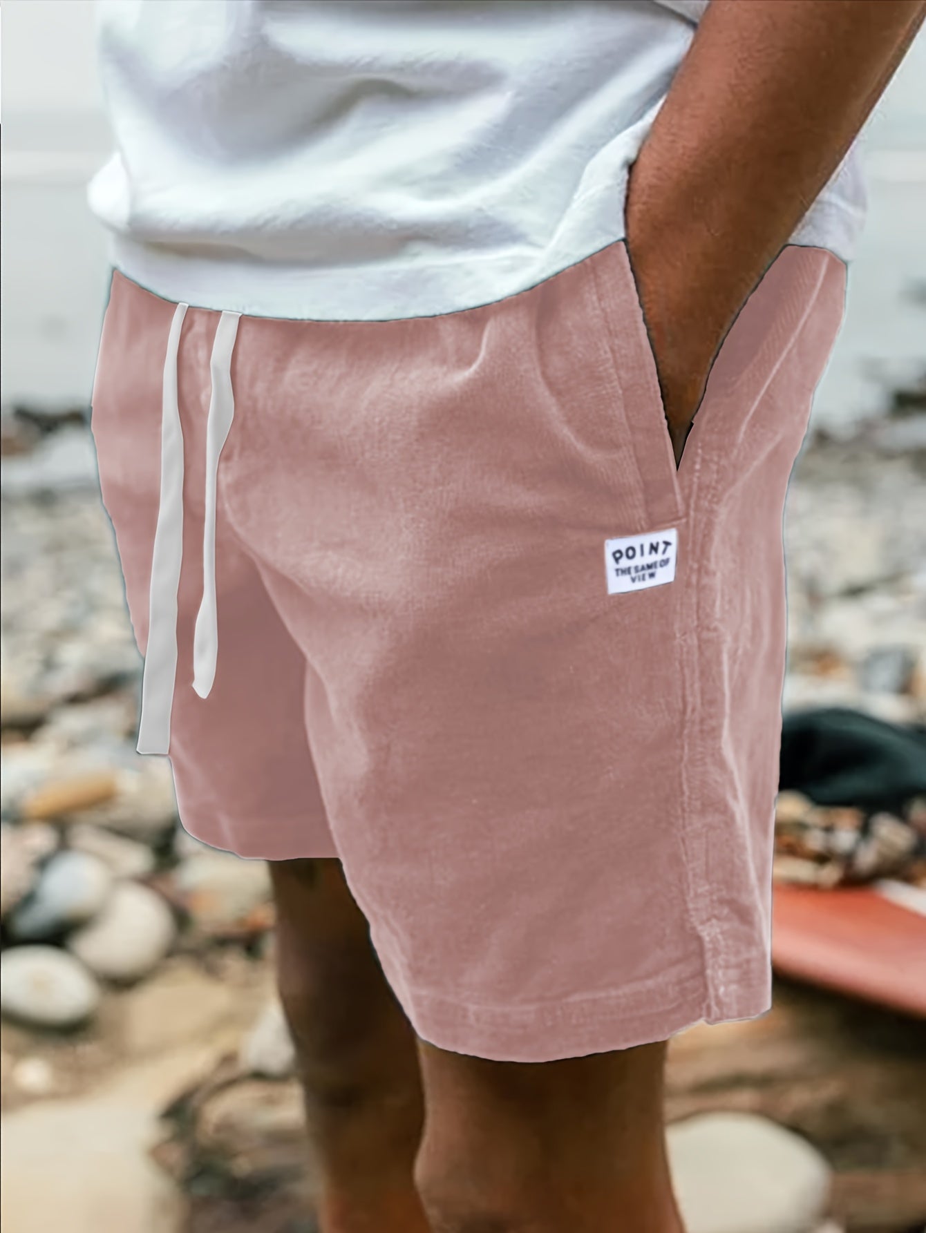"Pantaloncini uomo velluto a coste marrone, design casual, tessuto morbido ed elegante per look estivi chic."
