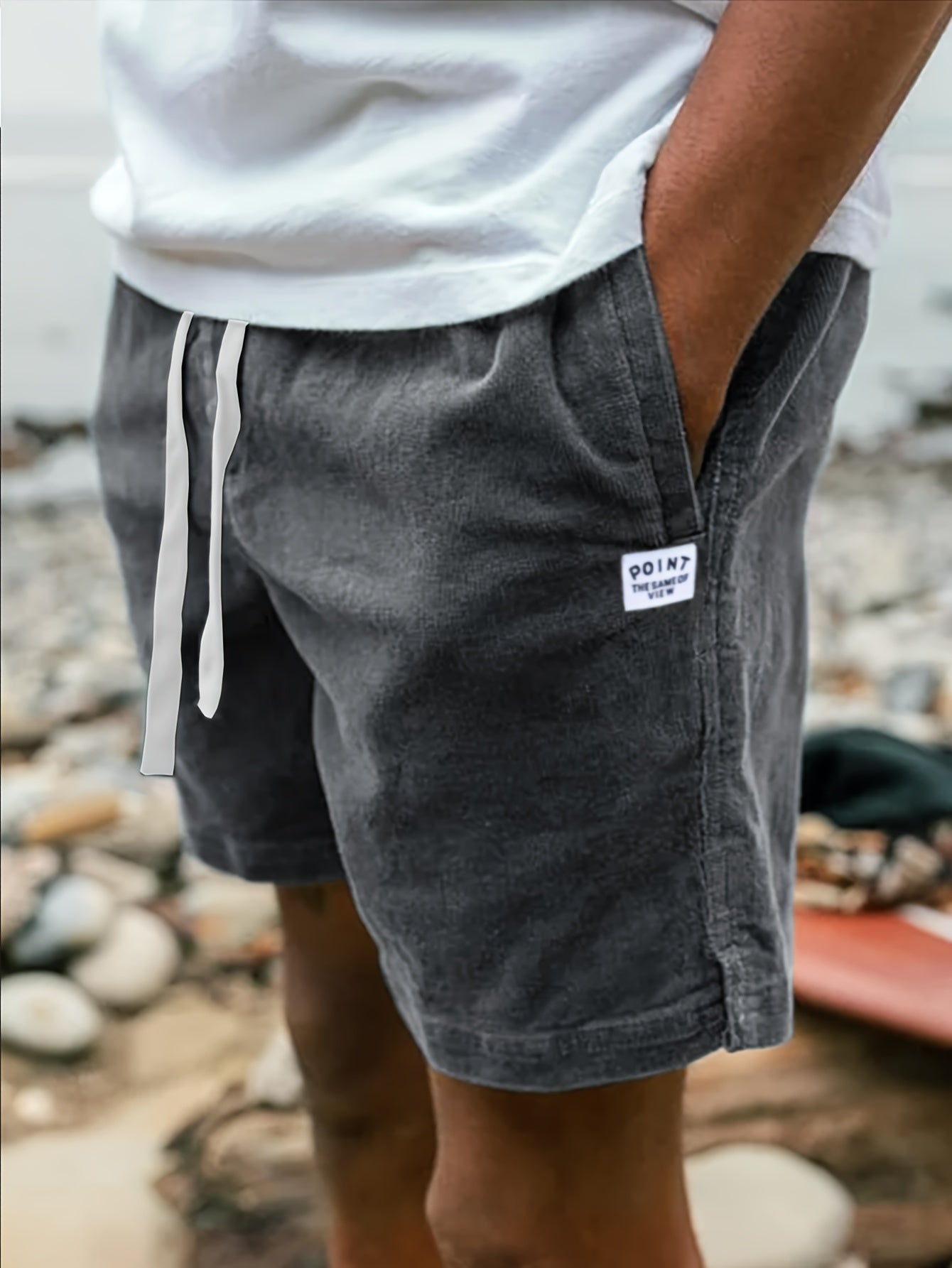 "Pantaloncini uomo velluto a coste marrone, design casual, tessuto morbido ed elegante per look estivi chic."