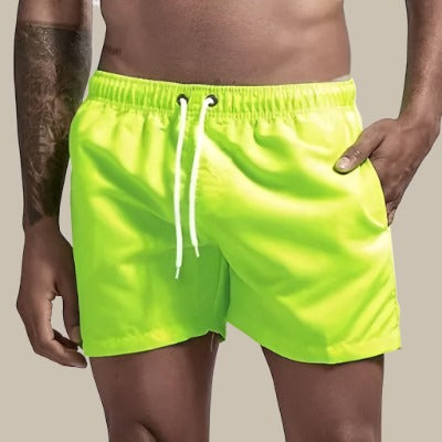 Pantaloncini uomo verdi, asciugatura rapida, con cintura elastica e tasche, ideali per nuoto e look estivi casual.