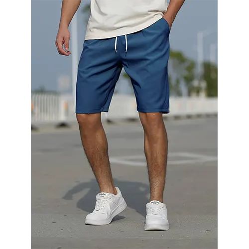 "Pantaloncini uomo vita alta blu navy traspiranti, adatti per l'estate, con design aderente e stile moderno."