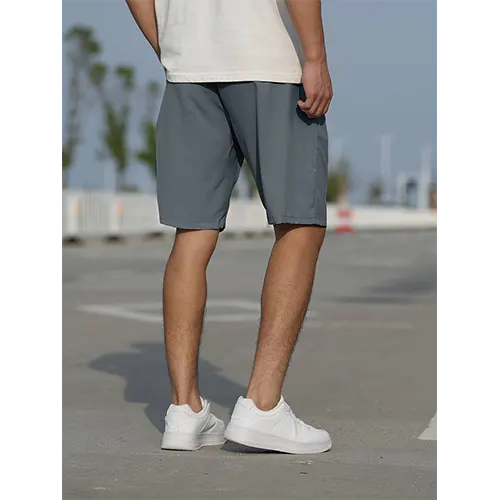 "Pantaloncini uomo vita alta blu navy traspiranti, adatti per l'estate, con design aderente e stile moderno."