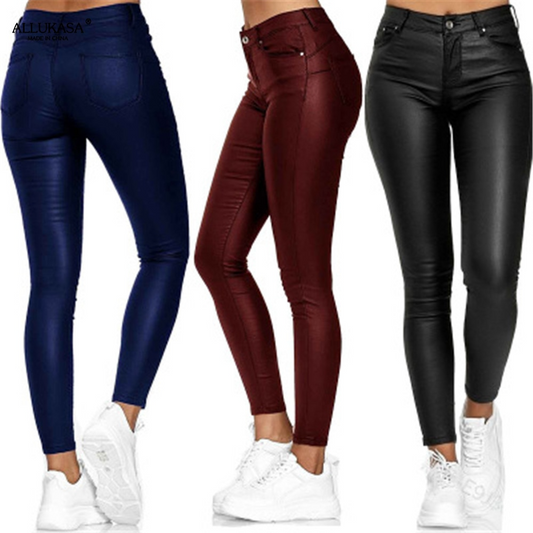 "Pantaloni donna in pelle elasticizzati neri, eleganti e versatili, ideali per un look chic autunnale."