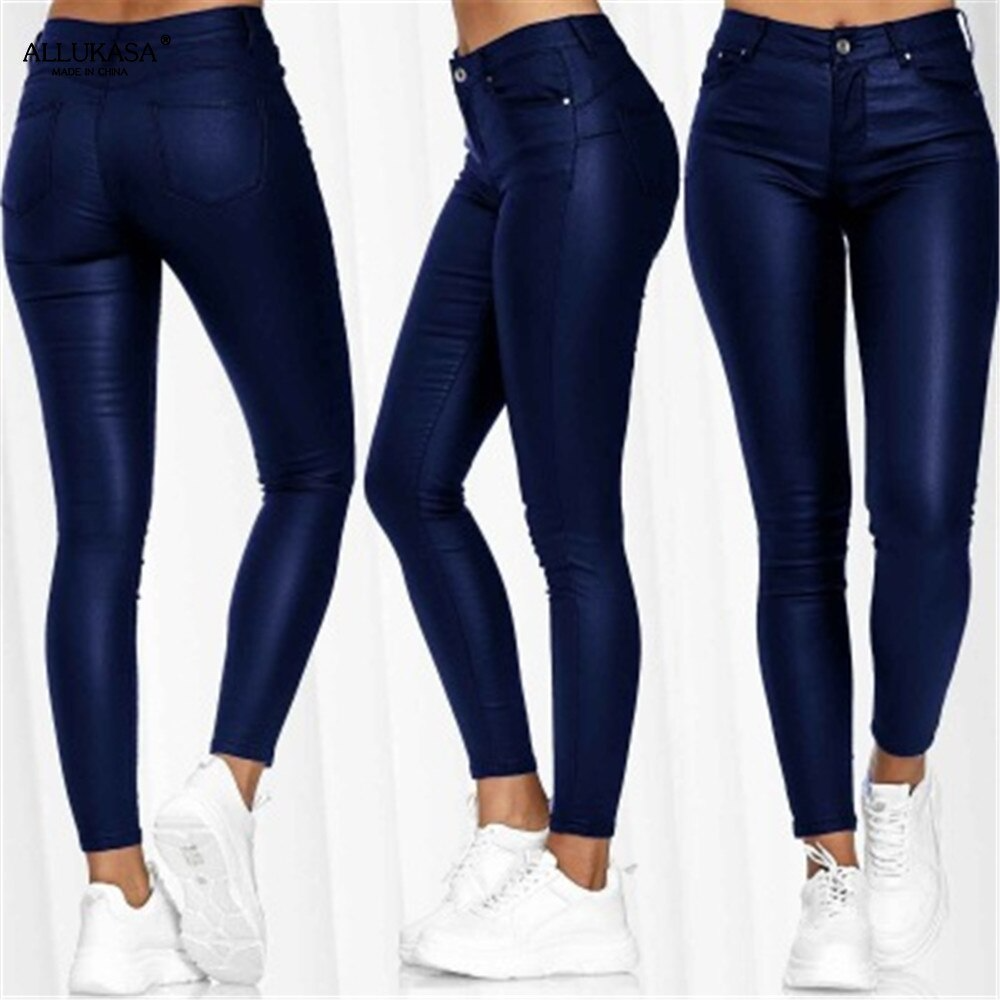"Pantaloni donna in pelle elasticizzati neri, eleganti e versatili, ideali per un look chic autunnale."