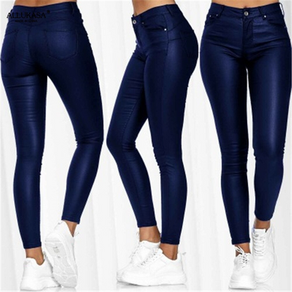 "Pantaloni donna in pelle elasticizzati neri, eleganti e versatili, ideali per un look chic autunnale."