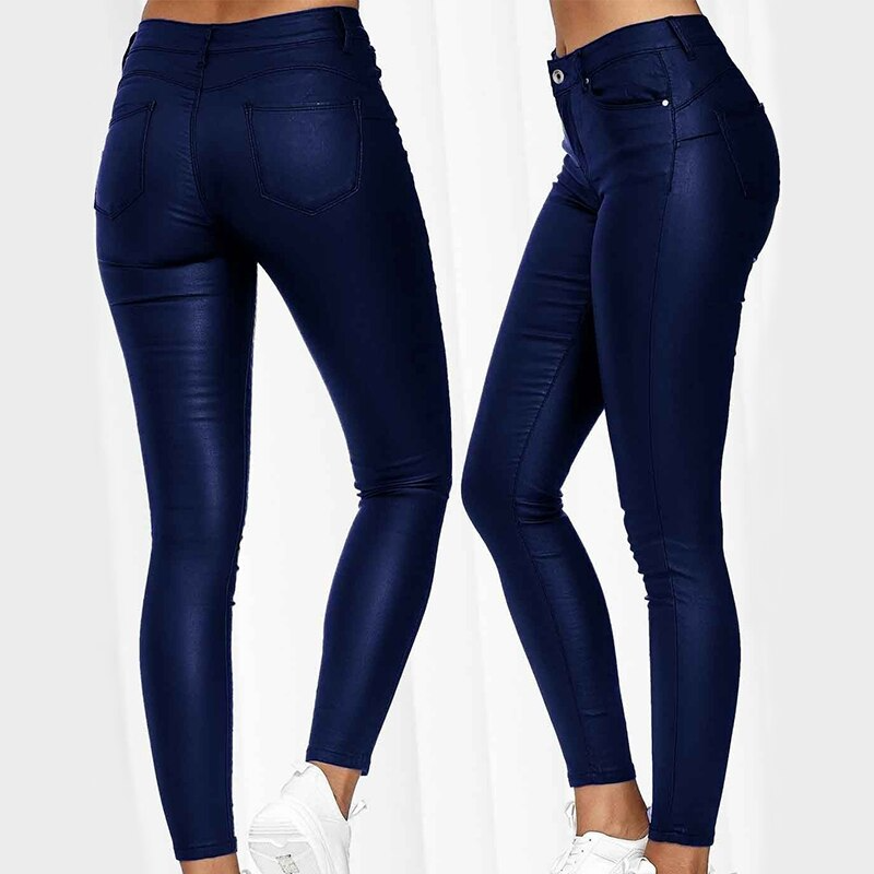 "Pantaloni donna in pelle elasticizzati neri, eleganti e versatili, ideali per un look chic autunnale."