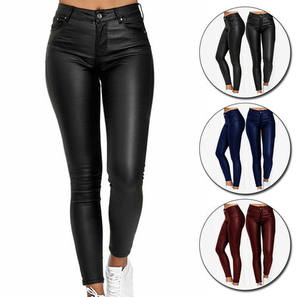 "Pantaloni donna in pelle elasticizzati neri, eleganti e versatili, ideali per un look chic autunnale."