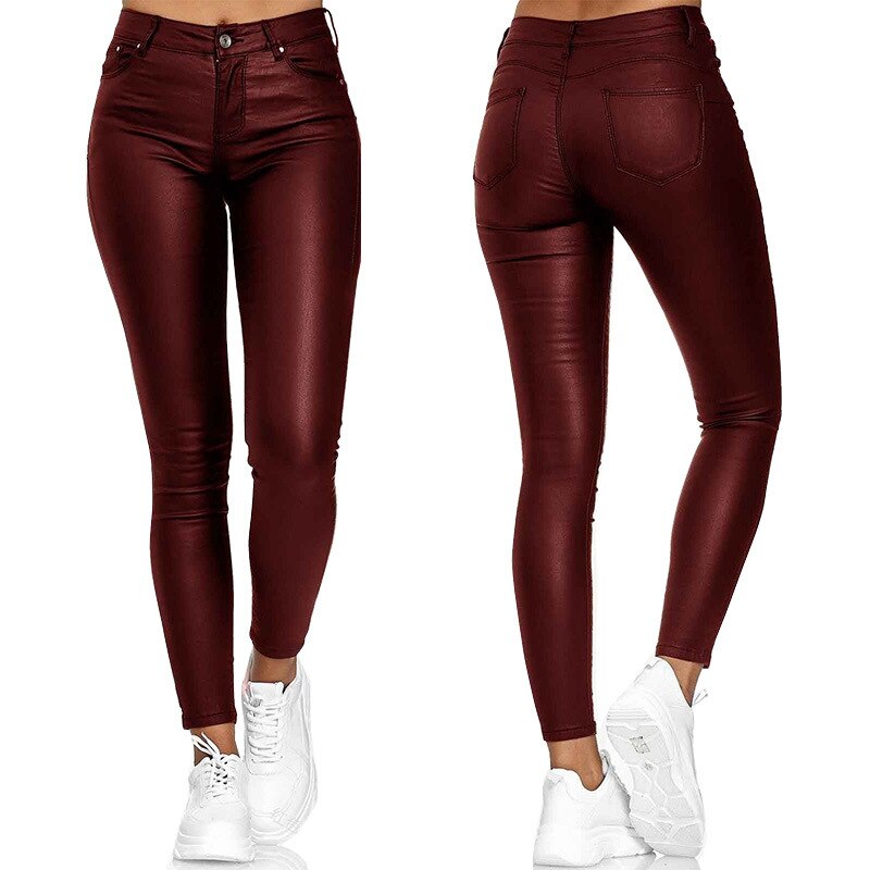 "Pantaloni donna in pelle elasticizzati neri, eleganti e versatili, ideali per un look chic autunnale."