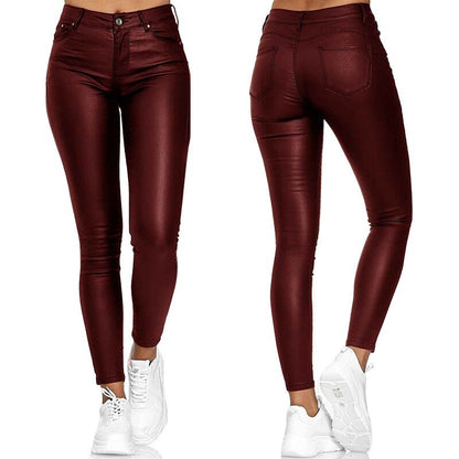 "Pantaloni donna in pelle elasticizzati neri, eleganti e versatili, ideali per un look chic autunnale."