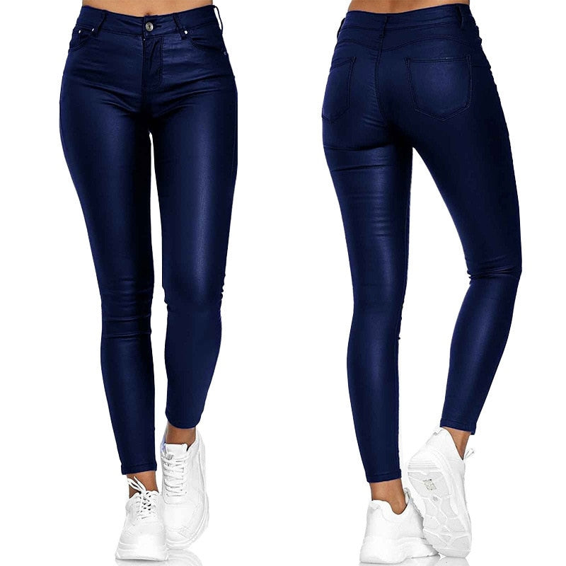 "Pantaloni donna in pelle elasticizzati neri, eleganti e versatili, ideali per un look chic autunnale."