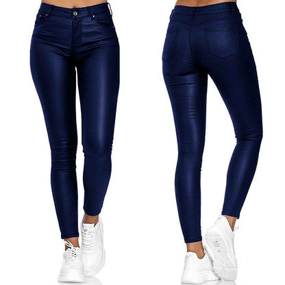 "Pantaloni donna in pelle elasticizzati neri, eleganti e versatili, ideali per un look chic autunnale."