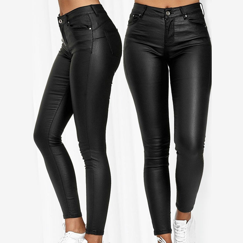 "Pantaloni donna in pelle elasticizzati neri, eleganti e versatili, ideali per un look chic autunnale."