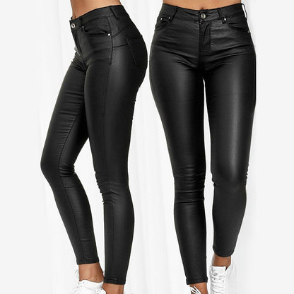 "Pantaloni donna in pelle elasticizzati neri, eleganti e versatili, ideali per un look chic autunnale."
