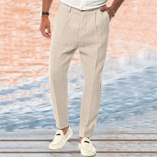 "Pantaloni estivi uomo in lino, colore chiaro, traspiranti e leggeri, perfetti per un look casual e rilassato estivo."