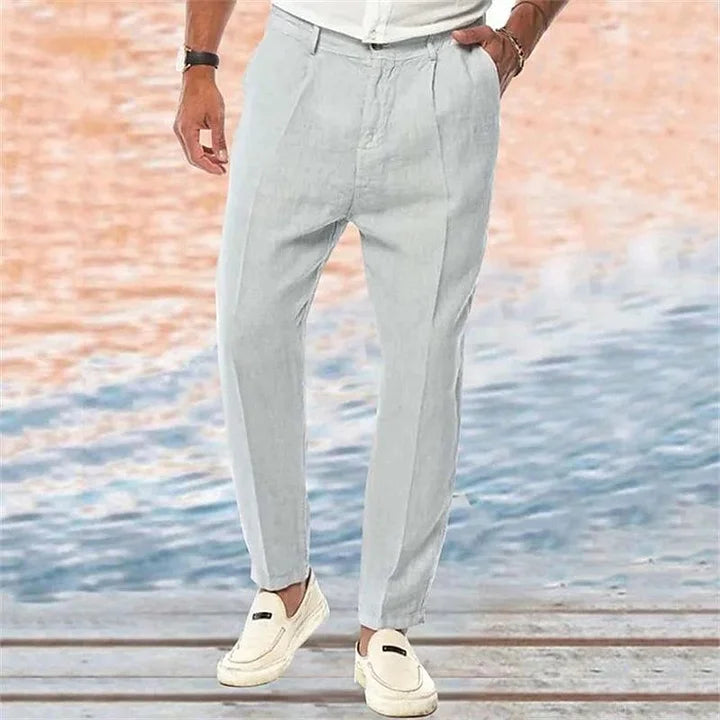 "Pantaloni estivi uomo in lino, colore chiaro, traspiranti e leggeri, perfetti per un look casual e rilassato estivo."