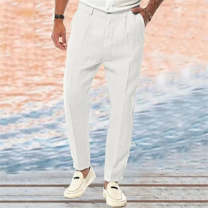 "Pantaloni estivi uomo in lino, colore chiaro, traspiranti e leggeri, perfetti per un look casual e rilassato estivo."