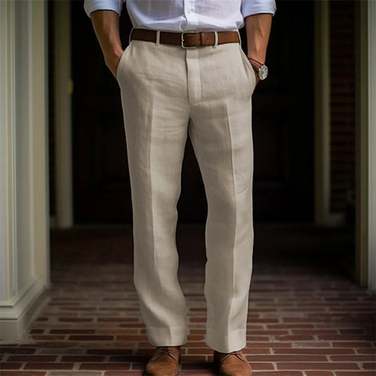 "Pantaloni estivi uomo in lino, leggermente ampi, tessuto beige traspirante, adatti per giornate calde e look casual."