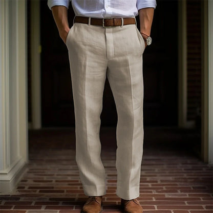 "Pantaloni estivi uomo in lino, leggermente ampi, tessuto beige traspirante, adatti per giornate calde e look casual."