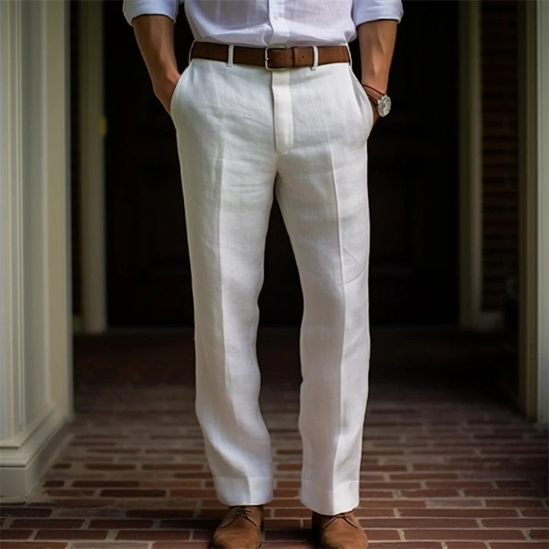 "Pantaloni estivi uomo in lino, leggermente ampi, tessuto beige traspirante, adatti per giornate calde e look casual."