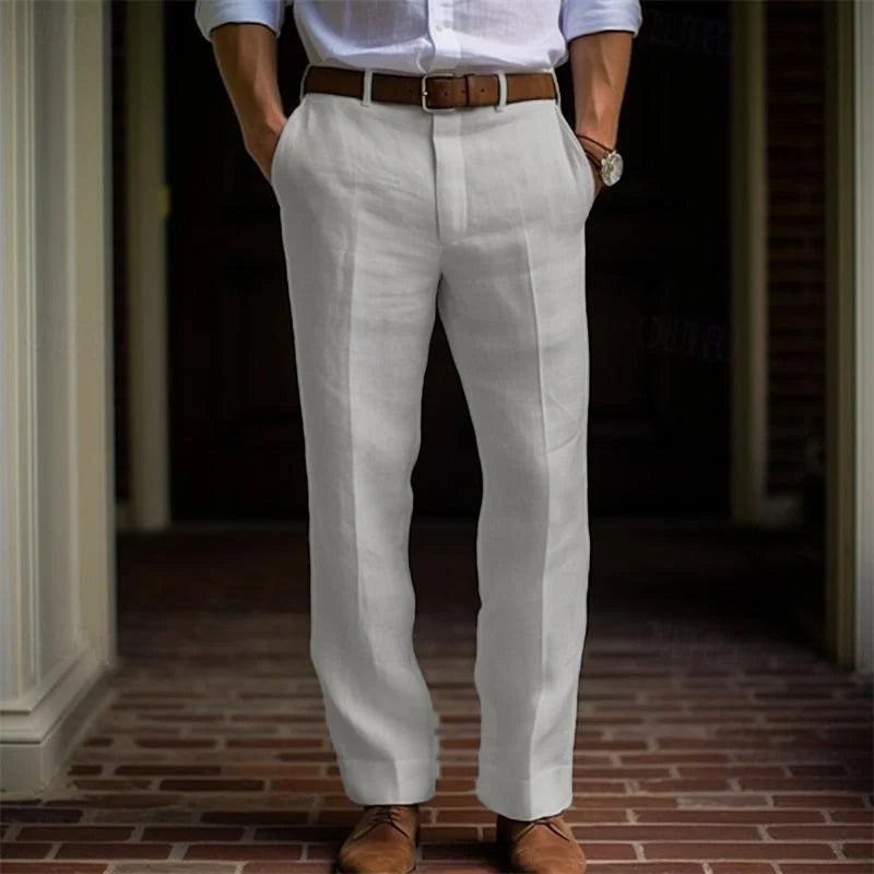 "Pantaloni estivi uomo in lino, leggermente ampi, tessuto beige traspirante, adatti per giornate calde e look casual."