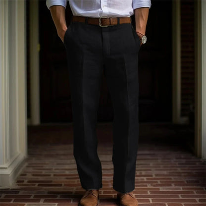 "Pantaloni estivi uomo in lino, leggermente ampi, tessuto beige traspirante, adatti per giornate calde e look casual."