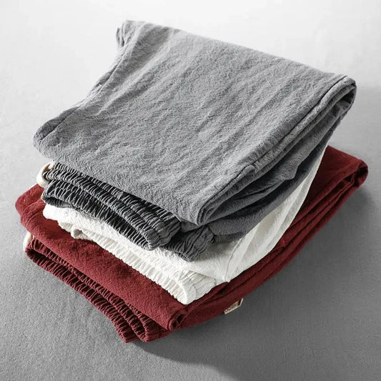 "Pantaloni estivi uomo in lino traspiranti beige con tasche, adatti per giornate calde e look elegante e leggero."