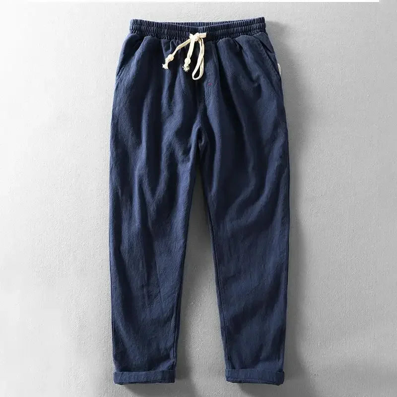 "Pantaloni estivi uomo in lino traspiranti beige con tasche, adatti per giornate calde e look elegante e leggero."
