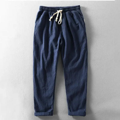 "Pantaloni estivi uomo in lino traspiranti beige con tasche, adatti per giornate calde e look elegante e leggero."
