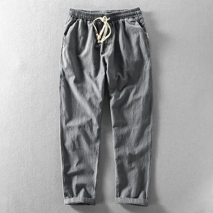"Pantaloni estivi uomo in lino traspiranti beige con tasche, adatti per giornate calde e look elegante e leggero."