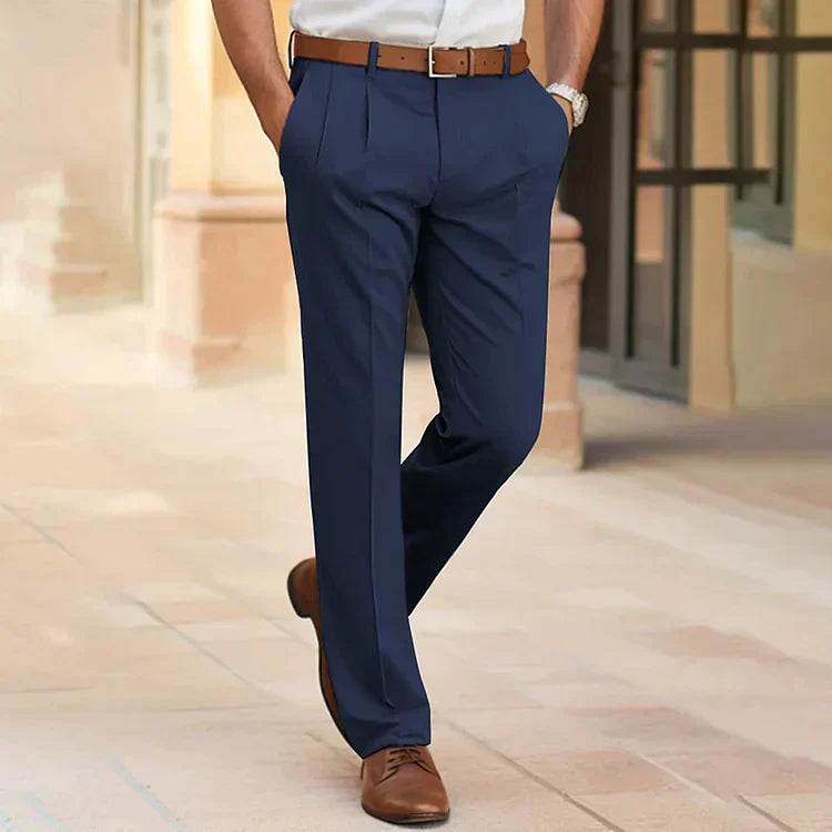 "Pantaloni estivi uomo leggeri beige versatili, design elegante e traspirante per look moderno e fresco."