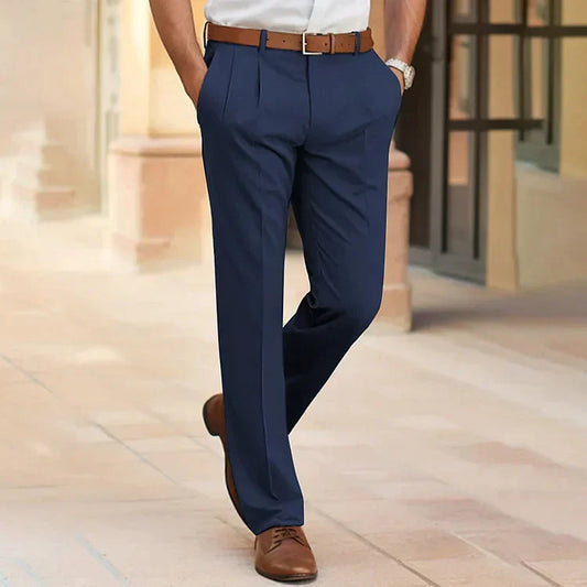 "Pantaloni estivi uomo leggeri beige versatili, design elegante e traspirante per look moderno e fresco."