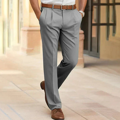 "Pantaloni estivi uomo leggeri beige versatili, design elegante e traspirante per look moderno e fresco."