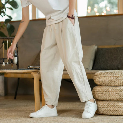 "Pantaloni in lino beige da uomo, stile casual estivo con tasche a filetto e vestibilità ampia per il massimo comfort."