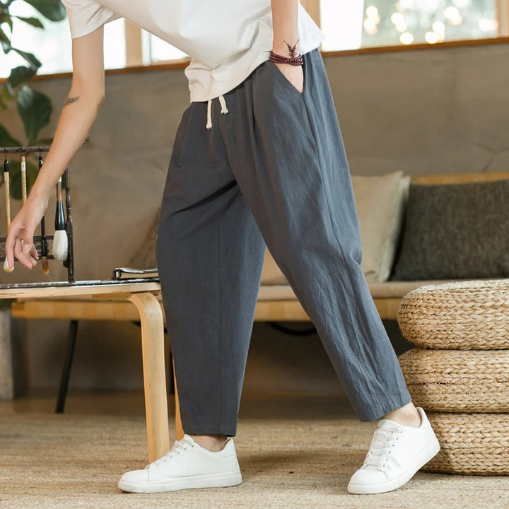 "Pantaloni in lino beige da uomo, stile casual estivo con tasche a filetto e vestibilità ampia per il massimo comfort."