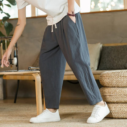 "Pantaloni in lino beige da uomo, stile casual estivo con tasche a filetto e vestibilità ampia per il massimo comfort."