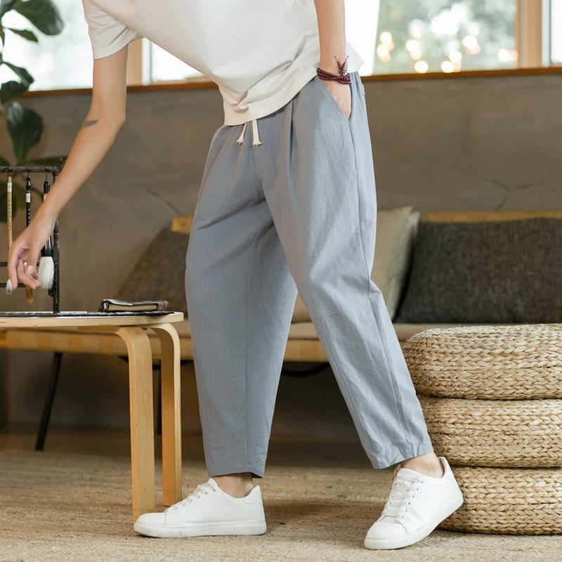 "Pantaloni in lino beige da uomo, stile casual estivo con tasche a filetto e vestibilità ampia per il massimo comfort."