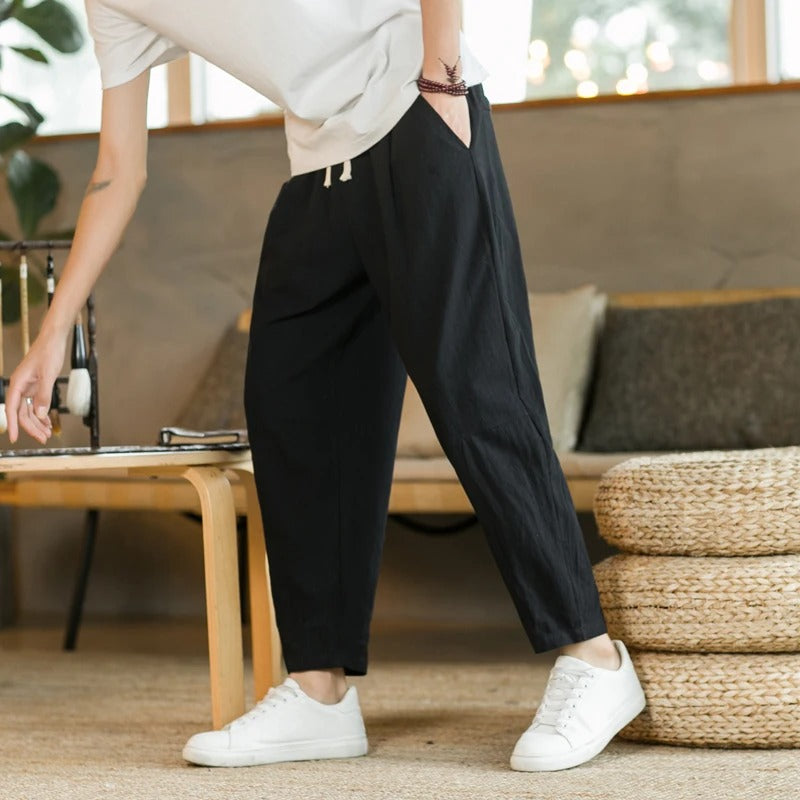"Pantaloni in lino da uomo eleganti color beige, ideali per l'estate, vestibilità ampia, stile moderno e comfort elevato."